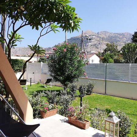 Mondello Felix - Appartamenti In Villa A 600M Dal Mare Exterior photo