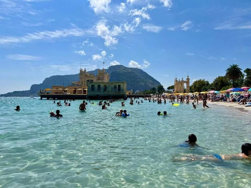 Mondello Felix - Appartamenti In Villa A 600M Dal Mare Exterior photo