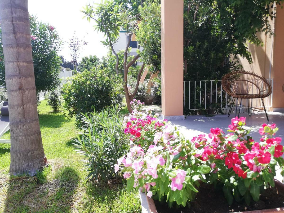 Mondello Felix - Appartamenti In Villa A 600M Dal Mare Exterior photo